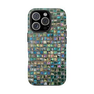 Puede incluir: Una funda de teléfono inteligente con un diseño de mosaico. La funda presenta un patrón de pequeñas baldosas cuadradas en tonos verdes, azules y colores iridiscentes. Las lentes de la cámara del teléfono son visibles en la parte superior.