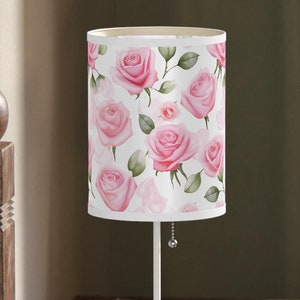 Lampe shabby chic rose roses sur pied, prise US/CA pour décoration d'intérieur Cottagecore, décoration de chambre à coucher coquette, veilleuse romantique, vintage