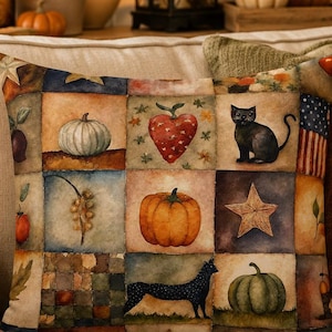 Peut inclure: Un coussin carré présentant un motif en patchwork avec diverses illustrations sur le thème de l'automne, notamment des citrouilles, un chat noir, un cœur rouge, une étoile et la silhouette d'un chien, dans des tons rustiques et doux.