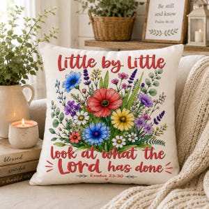 Bloemen Bijbeltekst Sierkussen Kijk beetje bij beetje naar wat de Heer heeft gedaan, Geloofscadeau