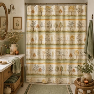 Könnte beinhalten: Beigefarbener Duschvorhang mit einem sich wiederholenden Muster von Bäumen in Braun-, Gelb- und Grüntönen. Das Design umfasst horizontale Streifen in Gelb und Grün. Der Vorhang hängt in einem Badezimmer mit einem Holzwaschtisch und einem grünen Teppich.