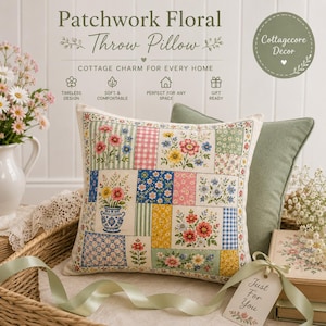 K&ouml;nnte beinhalten: Ein Zierkissen mit Patchwork-Blumendesign. Das Kissen zeigt Quadrate mit verschiedenen Blumenmustern in Rosa, Blau, Gelb und Gr&uuml;n. Der Text "Patchwork Floral Throw Pillow" steht oben. Das Kissen ist im Cottagecore-Stil gestaltet.