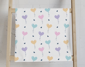 Girly Hearts Handdoek Coquette-stijl. Dit charmante ontwerp is perfect voor een meisjesbadkamer. Deze grillige paars-roze en blauwe harten