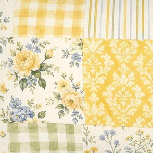 Pu&ograve; includere: Un tessuto patchwork caratterizzato da una variet&agrave; di motivi, tra cui quadretti vichy gialli e bianchi, strisce verticali gialle e bianche, damasco giallo e stampe floreali con rose gialle e piccoli fiori blu su uno sfondo color crema.