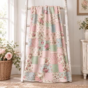 Puede incluir: Una colcha de patchwork que presenta una variedad de paneles de tela cuadrados en tonos pastel suaves de rosa, azul claro y verde salvia. El diseño incluye estampados florales, cuadros vichy, rayas y damascos dispuestos en cuadrícula.