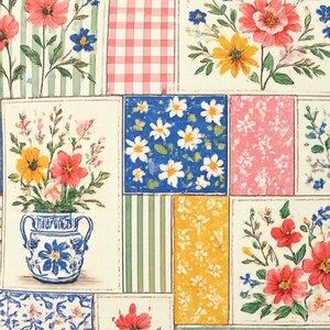 K&ouml;nnte beinhalten: Ein Patchwork-Design mit floralen Mustern und verschiedenen Texturen. Das Design umfasst Quadrate mit Blumen, Streifen und Vichy-Karo. Farben sind Rot, Gelb, Blau und Gr&uuml;n, was eine lebendige und dekorative &Auml;sthetik schafft.