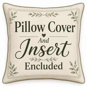 Pu&ograve; includere: Una federa quadrata color bianco sporco con bordino verde scuro e illustrazioni di foglie negli angoli. Il testo recita Pillow Cover And Insert Encluded con una piccola icona a forma di cuore tra le parole.