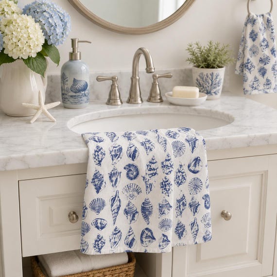 Handtuch mit marineblauem Muschelmuster, Küstenmotiv mit Muschelprint, Strandhausdeko