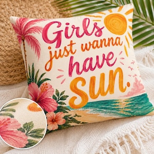 Peut inclure: Un coussin carré avec un fond crème représentant une scène de plage tropicale. Le texte Girls just wanna have sun est imprimé en rose et orange. Le motif comprend un palmier rose, des fleurs d'hibiscus et un soleil jaune.