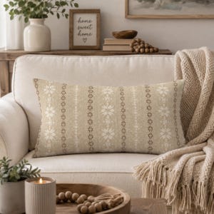 Cojín lumbar Fair Isle neutro, cojín decorativo nórdico beige, cojín de invierno estilo granja, decoración navideña escandinava, cojín decorativo de 14 x 21 pulgadas.