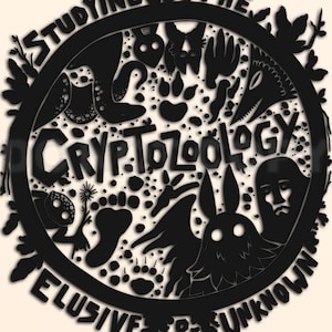 Puede incluir: Gráfico circular negro con las palabras "Studying the Cryptozology, Elusive & Unknown". El diseño presenta siluetas de críptidos y criaturas, incluyendo una figura parecida a un conejo, una serpiente y un lobo.