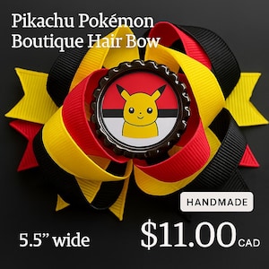 Peut inclure: Un nœud pour cheveux fait main Pikachu Pokémon Boutique, d'environ 14 cm de large. Le nœud est composé de rubans jaunes, rouges et noirs, avec un emblème circulaire central de Pikachu. L'emblème est dans un cadre marron foncé.