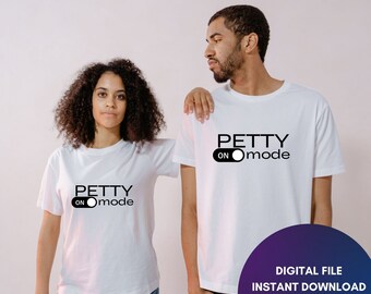 以下が含まれることがあります： 黒い文字で「PETTY ON mode」と書かれた白いTシャツ2枚。黒いトグルスイッチのグラフィックがあります。トグルスイッチは「ON」の位置にあります。