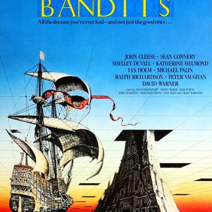 Puede incluir: Cartel de la película "Time Bandits" con un barco de vela, una estructura similar a una fortaleza y un rostro emergiendo del agua. El título está en letras amarillas sobre un cielo azul. El cartel incluye los nombres del elenco y el equipo.