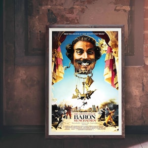 Può includere: Una locandina cinematografica incorniciata di The Adventures of Baron Munchausen con una grande testa fluttuante sopra una nave, tende rosse in alto e vari personaggi in basso. Il testo recita The Adventures of Baron Munchausen in basso.