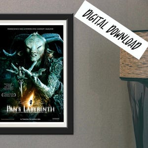 Puede incluir: Un póster de película para la película "El laberinto del fauno" con una criatura con una cara verde pálida, cuernos y una corona de espinas. La criatura sostiene un cuchillo y tiene una expresión amenazante. El póster está sobre un fondo oscuro e incluye el título de la película y la fecha de estreno.