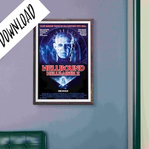 Puede incluir: Un póster de película vintage para la película de terror Hellbound: Hellraiser II. El póster presenta un fondo azul y morado con un primer plano del personaje Pinhead, una figura demoníaca con una cadena con gancho y una expresión amenazante. El texto "Hellbound: Hellraiser II" está escrito en letras rojas y blancas.