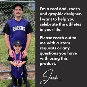 Puede incluir: Un padre y un hijo vistiendo jerseys de b&eacute;isbol morados con la palabra "ROCKIES" en la parte delantera. El padre est&aacute; sosteniendo los hombros de su hijo. El texto dice: "Soy un verdadero padre, entrenador y dise&ntilde;ador gr&aacute;fico. Quiero ayudarte a celebrar a los atletas en tu vida. Por favor, ponte en contacto conmigo para solicitudes personalizadas o cualquier pregunta que tengas sobre el uso de este producto. Jack"