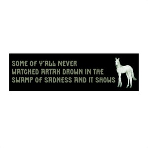 Peut inclure: Une image en noir et blanc avec un cheval blanc debout sur un fond noir. Le texte "SOME OF Y'ALL NEVER WATCHED ARTAX DROWN IN THE SWAMP OF SADNESS AND IT SHOWS" est écrit en vert sur le fond noir.