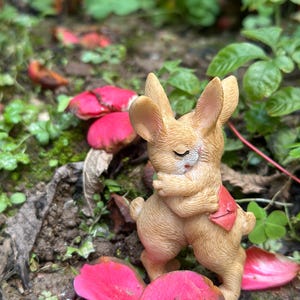 Miniatur Hugging Bunnies mit Liebesbrief - Harz Feengarten Dekor, Romantische Hasenfigur, Jubiläum & Hochzeitsgeschenk