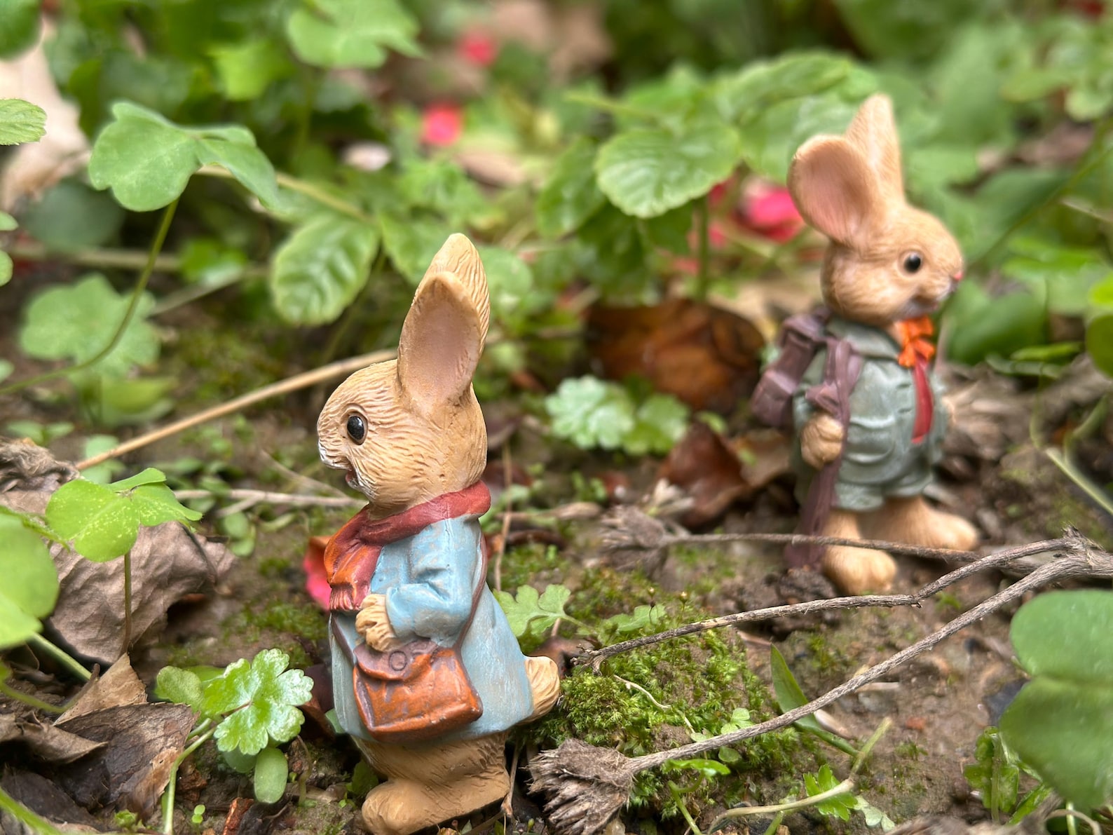 Resin Peter Rabbit Resin Bunny Figurine Set Explorer Rabbits With Bags, 2-piece Miniature ...