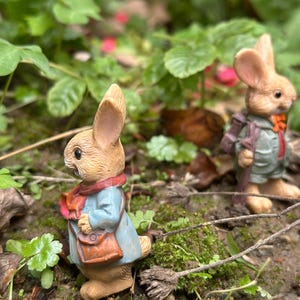 Miniature Explorer Bunnies – Decorazione in resina per giardino delle fate, conigli a tracolla e zaino, statuine di conigli escursionisti per terrari e case delle bambole