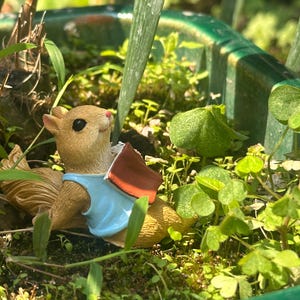 Scoiattolo in miniatura che legge un libro – Figurina in resina per giardino delle fate, terrario, decorazione con animali del bosco, accessorio per casa delle bambole