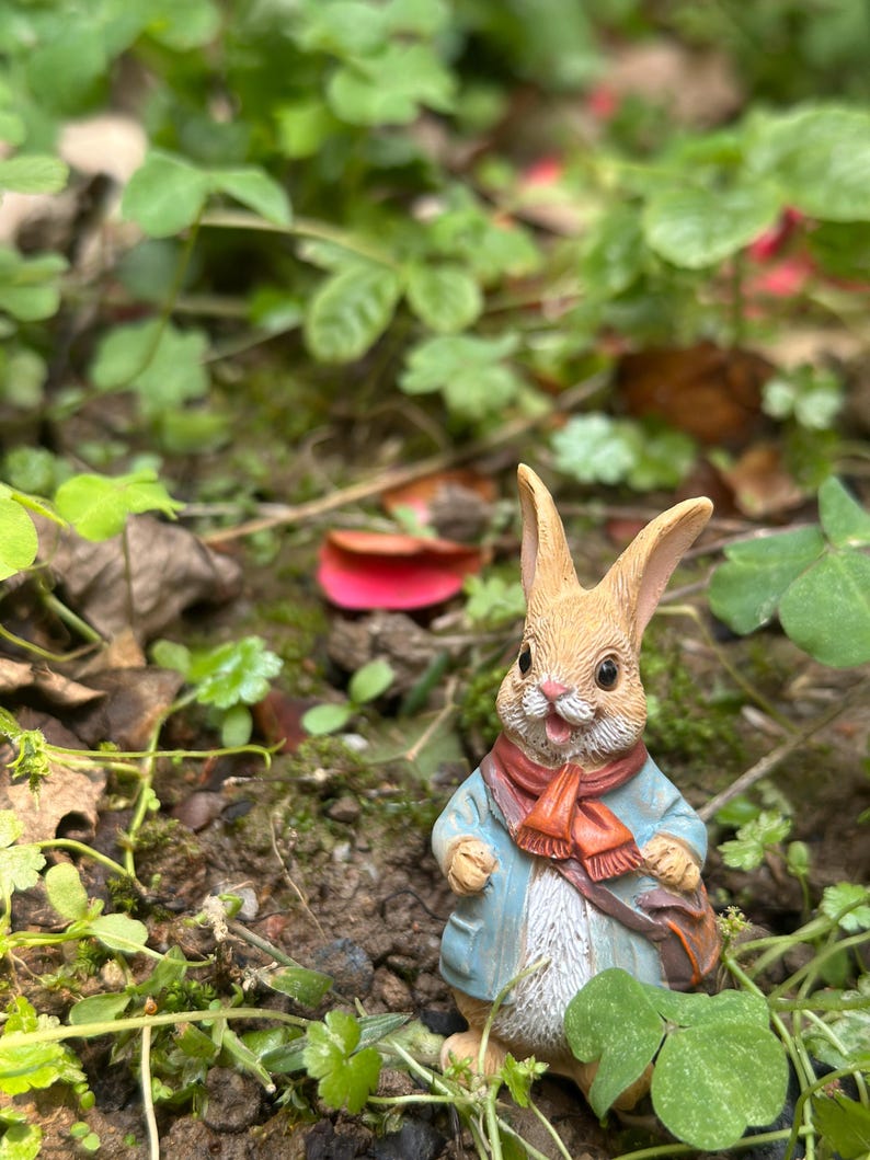 Resin Figure Rabbit Resin Bunny Figurine Set Explorer Rabbits With Bags, 2-piece Miniature ...