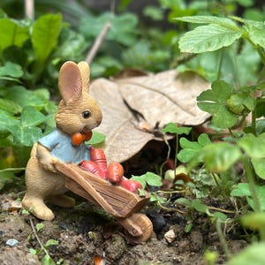 Ein kleiner Hase auf einer Schubkarre voller Karotten – Süßer Feengarten & Terrarium Dekor
