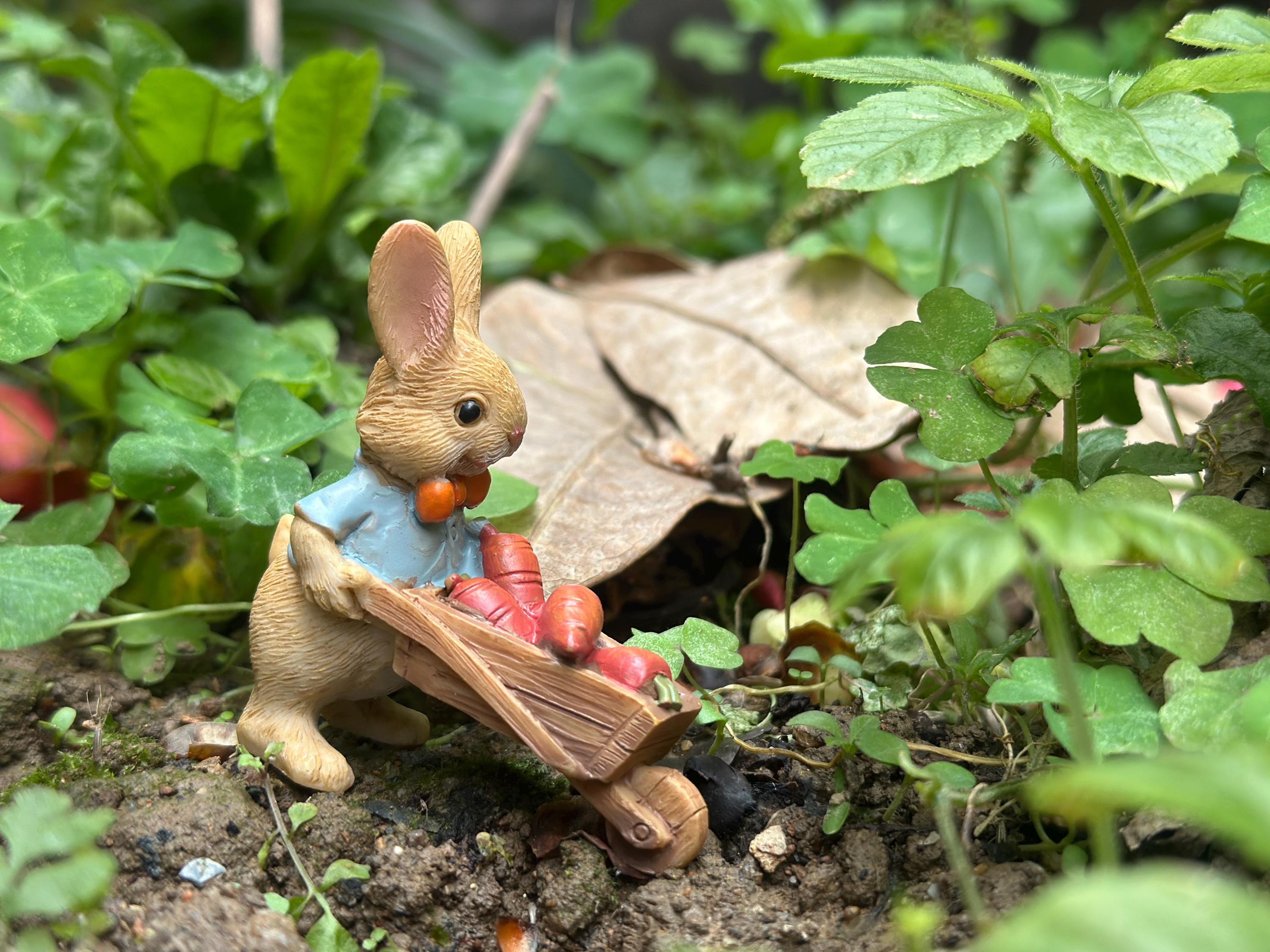 LWKJPBPP Statue de Jardin Figurines de Lapin, Ornement de Lapins réalistes, Pots de Fleurs ou paniers créatifs, décoration extérieure, Statue en résine de Jardin féerique, décor de Sculpture d'art B