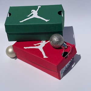 Mini kerstcadeau kerstman Jordan schoenendoos basketbalthema
