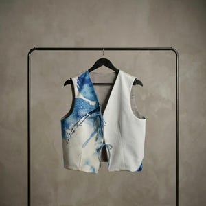 Pode incluir: Um conjunto de três canecas de cerâmica com acabamento fosco e salpicado. As canecas são em tons de creme, cinza claro e cinza escuro. Cada caneca tem um design simples e moderno e uma alça arredondada. As canecas estão empilhadas.