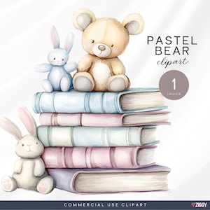 Puede incluir: Ilustración en acuarela de una pila de libros con un oso de peluche y dos conejitos. Los libros son de colores pastel azul, rosa y morado. El texto "PASTEL BEAR clipart" es visible.