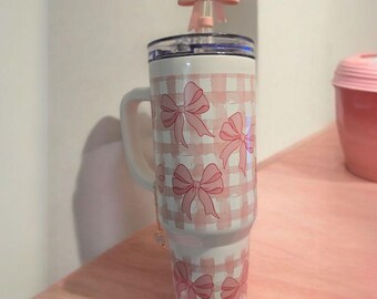 Coquette Pink Bows Becher: BPA-freies Trinkgefäß mit 120 ml Fassungsvermögen und Schleifenanhänger