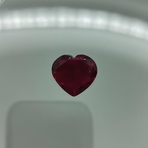 ハート型レッドルビー宝石 20～25カラット | ジュエリー、愛、情熱、エネルギーのための天然ルースルビー | カスタムリング、ペンダント、またはヒーリングクリスタル