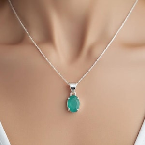 Naturligt grönt Smithsonithänge 10-15 karat ovalt slipat | Halsband med gröna kristaller | Handgjorda ädelstenssmycken | Gåva med lugnande stenar