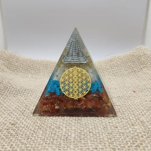 Orgone-piramide met Sri Yantra-toren | Chakra balancerende energiegenerator | Meditatiedecor voor genezing, positieve trillingen en heilige geometrie