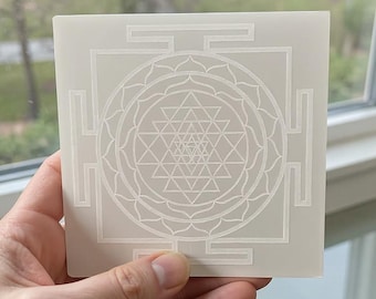 Assiette en sélénite Shri Yantra : plaque de cristal à géométrie sacrée, décor de méditation