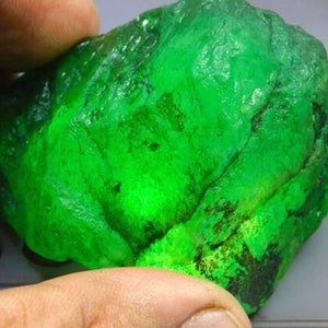 Colombian Emerald Treasures: Certified 400-600 Carat Natural Uncut Raw Emerald Rough for gift | Free Delivery |