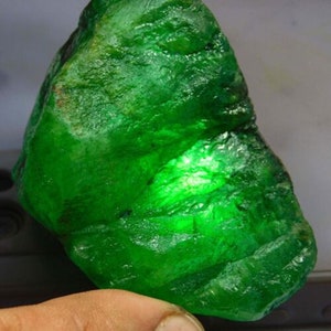 Dyed Colombian Emerald Rough, 400–600 Carats – Massive Green Uncut Gemstone