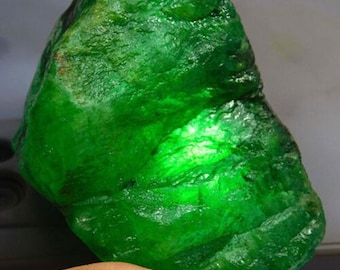 Dyed Colombian Emerald Rough, 400–600 Carats – Massive Green Uncut Gemstone