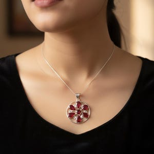 Röd rubinhänge 50–55 ct | Halsband med naturlig ädelsten | Handgjorda silverblommorsmycken | Födelsesten i juli | Läkande energigåva till henne