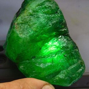 Dyed Emerald Rough Gemstone, Green Colombian Stone, 400–600 Carats
