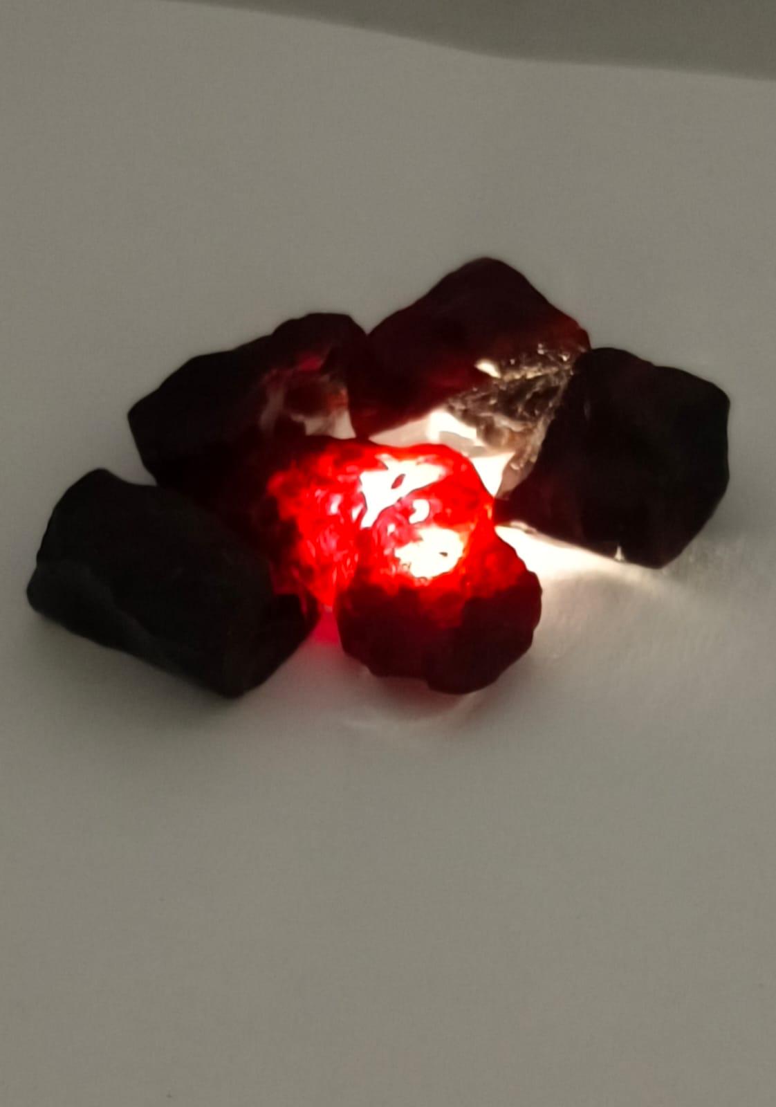 26.15 Ct Cristal Naturel Brut Rouge Grenat Rare Pierre Spécimens Gemmes