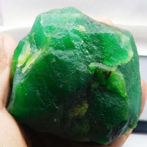 700.22-Carat Colombian Dyed Emerald Rough – Green Gemstone of Exceptional Quality | Free Shipping
