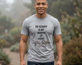 アヴェ・マリアのロザリオを手に持つ、お気に入りの武器Tシャツ | 宗教的な祈りのタイポグラフィTシャツ