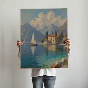 Può includere: Un dipinto che rappresenta una scena di lago con un piccolo villaggio sulla riva. Il lago è di un blu brillante e il cielo è di un azzurro chiaro con nuvole bianche. Ci sono barche a vela sul lago e montagne sullo sfondo.