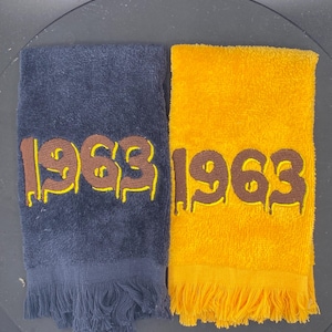 Toalla de paseo bordada Iota Phi Theta Dripping 1963