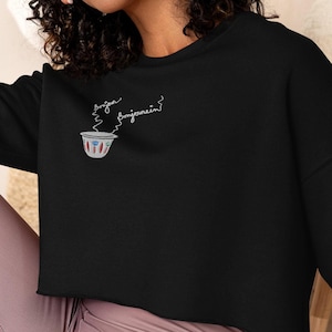 Puede incluir: Sudadera negra recortada con un diseño blanco de una taza de café con vapor y el texto "bunya bunyaein" encima.