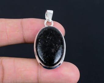 Ciondolo fatto a mano con pietra preziosa Nuummite: gioielli in argento sterling 925